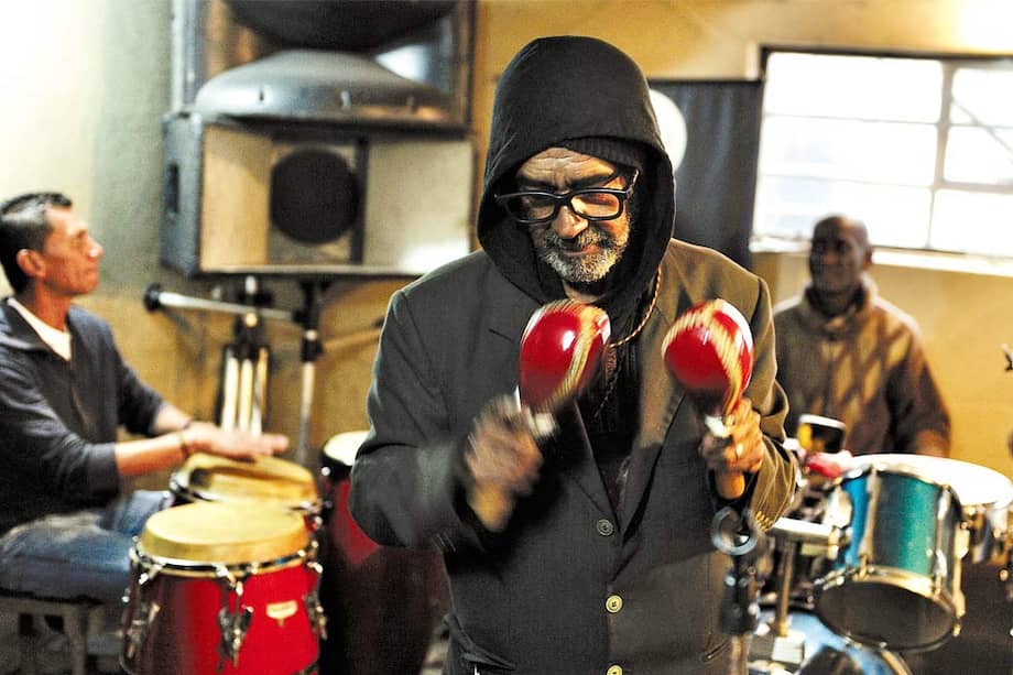 Édgar Espinoza toca las maracas y ‘Toño’ Ortiz, al fondo, la batería, durante un ensayo de Son Callejero. / Fotos: Gabriel Aponte