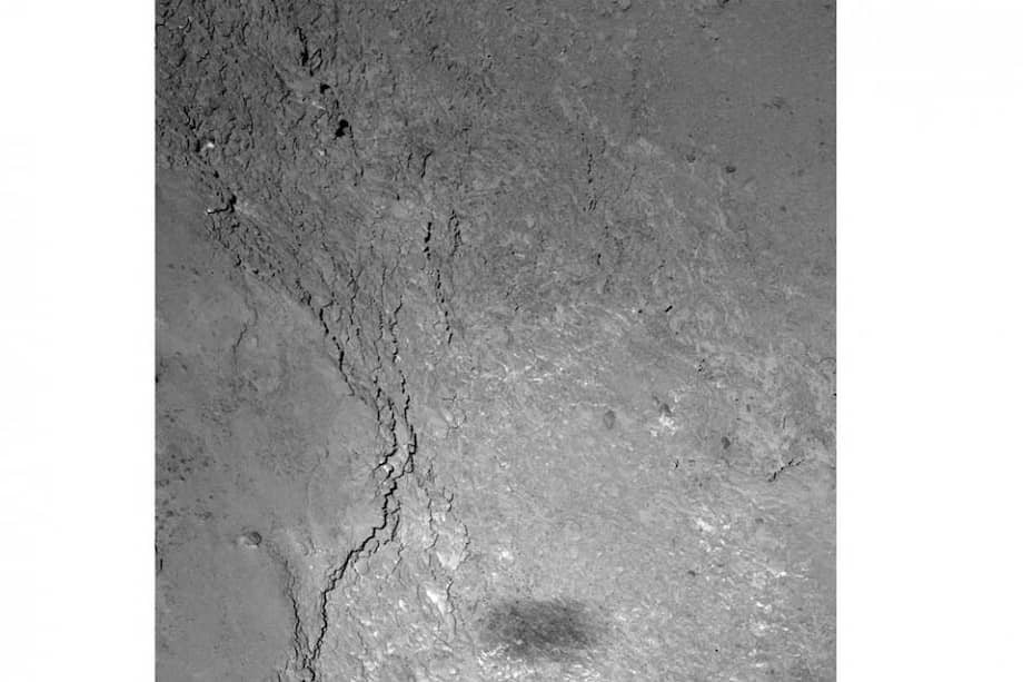 La sombra de Rosetta que se observa en la fotografía tiene una forma rectangular un poco difusa, con un tamaño mucho mayor al real de la nave. / AFP