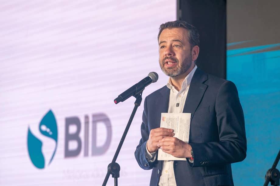Carlos Fernando Galán durante la recepción del crédito emitido por el BID.