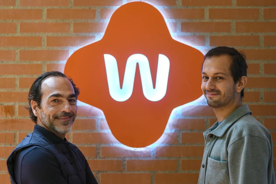 Luis Cifuentes (izquierda) y Carlos Aguil (derecha), fundadores de Wave, posan para un retrato dentro del New Wave Tech Hub en Caracas, Venezuela.