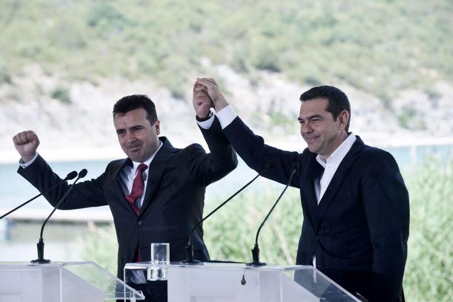 Alexis Tsipras (d), primer ministro de Grecia, y su homólogo macedonio, Zoran Zaev (i). / AFP