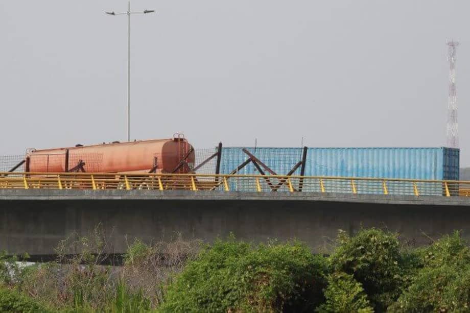 Dos contenedores bloquean el paso hacia Venezuela en el puente Tienditas, ubicado en la frontera de Colombia y Venezuela. / AFP