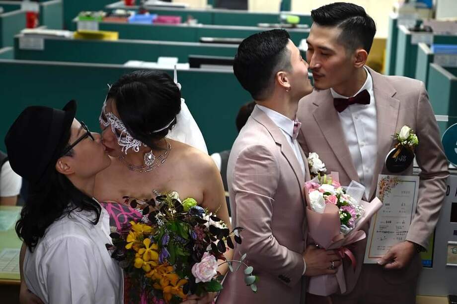 Cynical Chick y Li Ying-Chien, junto con Shane Lin y Marc Yuan, dos de las primeras parejas homosexuales en casarse en Taiwán. / AFP