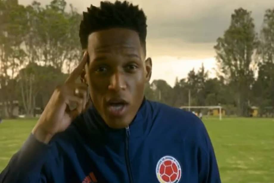 Yerry Mina, defensor del Everton de Inglaterra, es uno de los futbolistas que aparece en el video.
