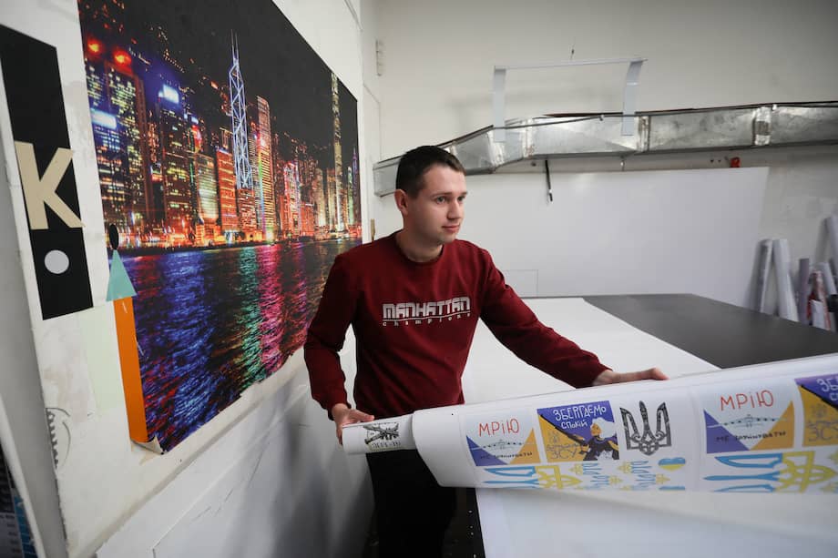 Desde que Rusia invadió Ucrania hace tres semanas, la imprenta Zovnishnya Reklama ha estado publicando carteles publicitarios, carteles, pancartas y calcomanías patrióticas.