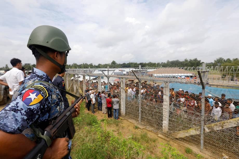 Un oficial de policía birmano monta guardia cerca de la valla fronteriza entre Bangladesh y Birmania, donde se encuentran refugiados rohinyás. / EFE