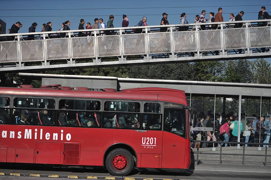 Según los académicos, aunque los carros particulares no estén circulando sí lo están haciendo aquellos que usan diésel, asociados con el transporte público y los de carga pesada, responsables de la emisión de partículas al aire. / Gustavo Torrijos - El Espectador