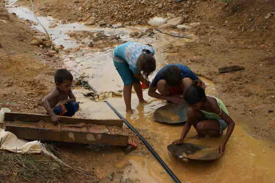 Desde pequeños, los niños están expuestos a los efectos del mercurio, ya que se inician temprano en la minería. / Jesús Olivero