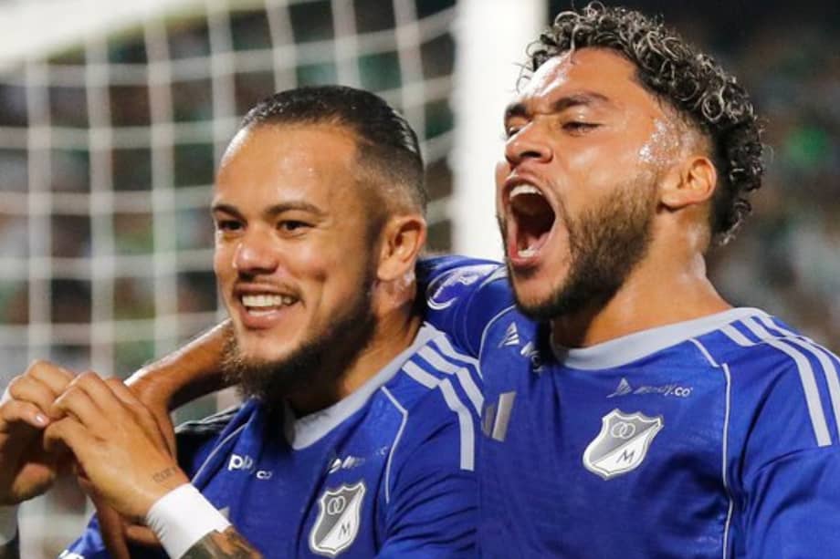 Leonardo Castro celebrando su gol junto a Sebastián Valencia.