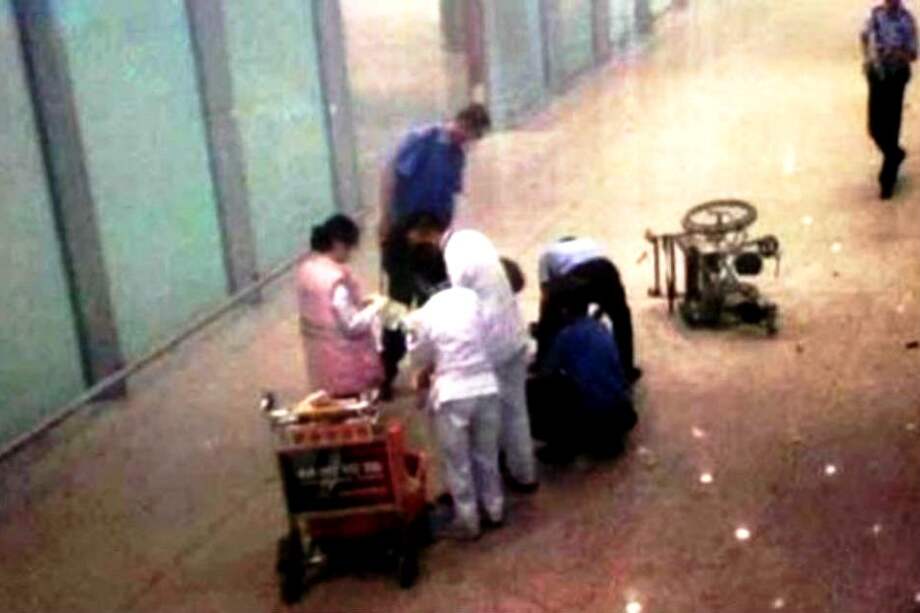 Hombre que detonó una bomba en aeropuerto de Pekín dice que fue por error