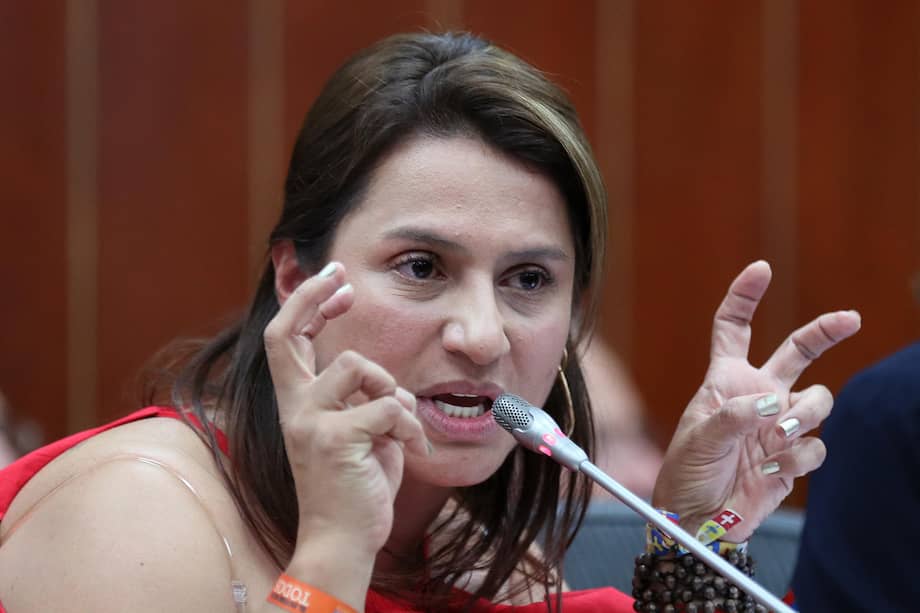 Fotografía de archivo del 24 de abril de 2026 que muestra a la exsenadora del Centro Democrático Paola Holguín durante un debate de control político en la Comisión II del Senado en Bogotá (Colombia). El presidente electo de Colombia, Abelardo de la Espriella, designó este viernes a Holguín como ministra de Cultura del Gobierno que asumirá el próximo 7 de agosto, con la misión de liderar lo que denominó una "batalla cultural por la Nación". EFE/ Mauricio Dueñas Castañeda/ ARCHIVO