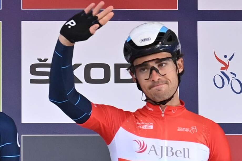 Gonzalo Serrano con la camiseta de líder en la Vuelta a Gran Bretaña.