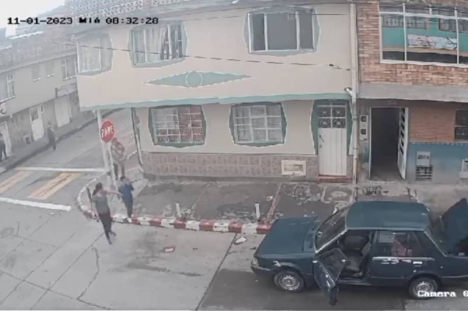 El momento en el que los ladrones intentan subir la lavadora robada en el baúl de su auto.