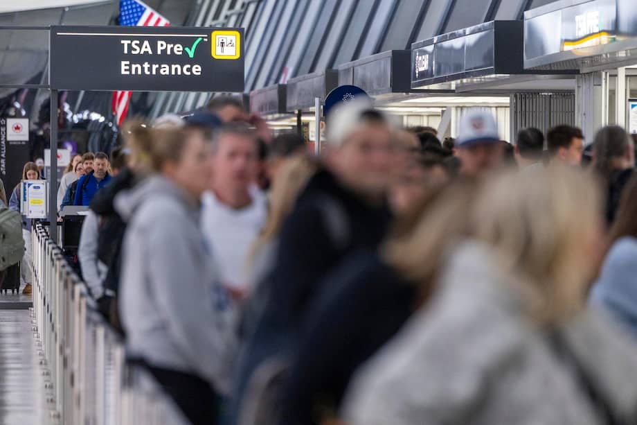 Los pasajeros hacen fila para ser inspeccionados por agentes de la Administración de Seguridad del Transporte (TSA) en el Aeropuerto Internacional de Dulles, en Dulles, Virginia, EE. UU., el 26 de marzo de 2026.
