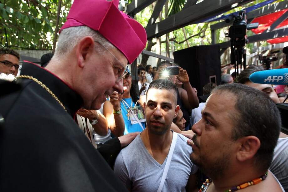 El arzobispo de la Iglesia Católica Eucarística en Canadá, Roger LaRade oficia una boda gay simbólica durante una marcha contra la homofobia encabezada por la sexóloga y diputada cubana Mariela Castro, hija del presidente cubano, Raúl Castro, y directora del Centro Nacional de Educación Sexual. / EFE/Alejandro Ernesto