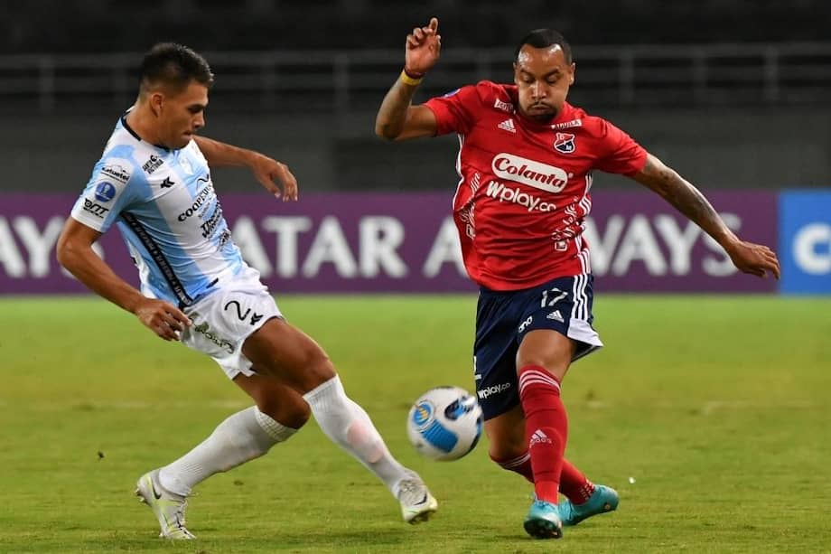 Aquilino Giménez, de Guaireña, disputa el balón con Felipe Pardo, atacante de Medellín.