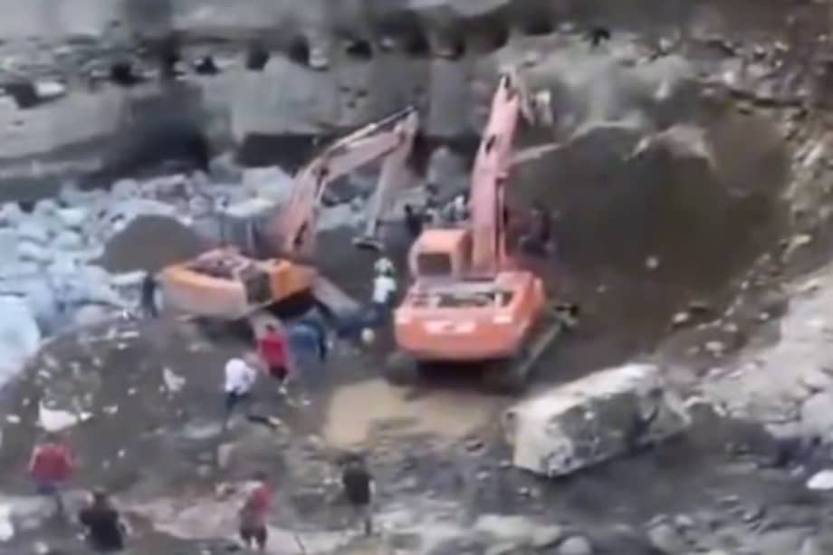 Imagen de video de redes sociales. Organismos de socorro y miembros de la comunidad trabajan en la remoción de tierra en la vereda Puerto Rico, en zona rural de Policarpa.