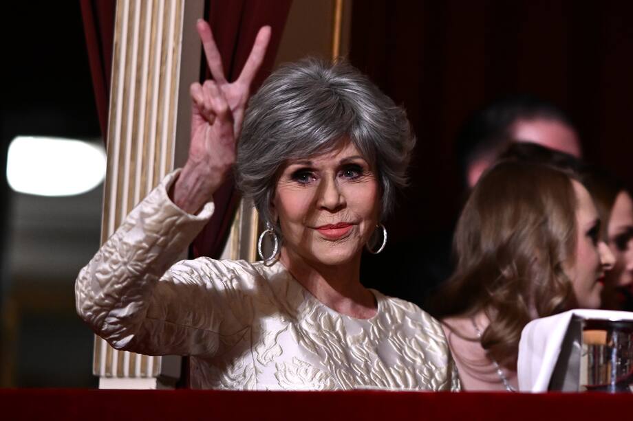 Vienna (Austria), 16/02/2023.- US actor Jane Fonda displays victory sign during the opening ceremony of the traditional 65th Vienna Opera Ball at the Wiener Staatsoper (Vienna State Opera) in Vienna, Austria, 16 February 2023. (Abierto, Viena) EFE/EPA/CHRISTIAN BRUNA
