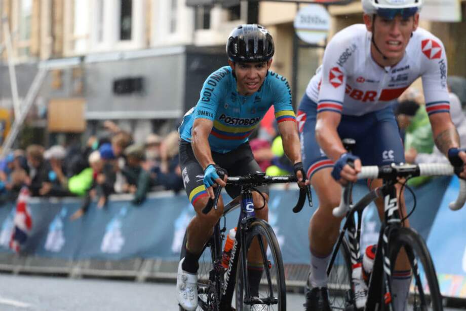 Higuita (izqu.) tras cruzar la meta. / Foto: Éder Garcés-Fedeciclismo