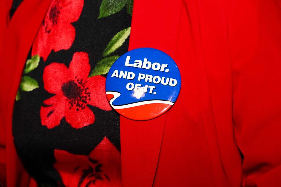 Simpatizantes laboristas reaccionan ante la llegada de los resultados electorales en el acto de la Noche Electoral Laborista en el Club RSL del Parque Canterbury-Hurlstone, el día de las elecciones federales de 2025, en Sídney, Nueva Gales del Sur, Australia, el 3 de mayo de 2025.