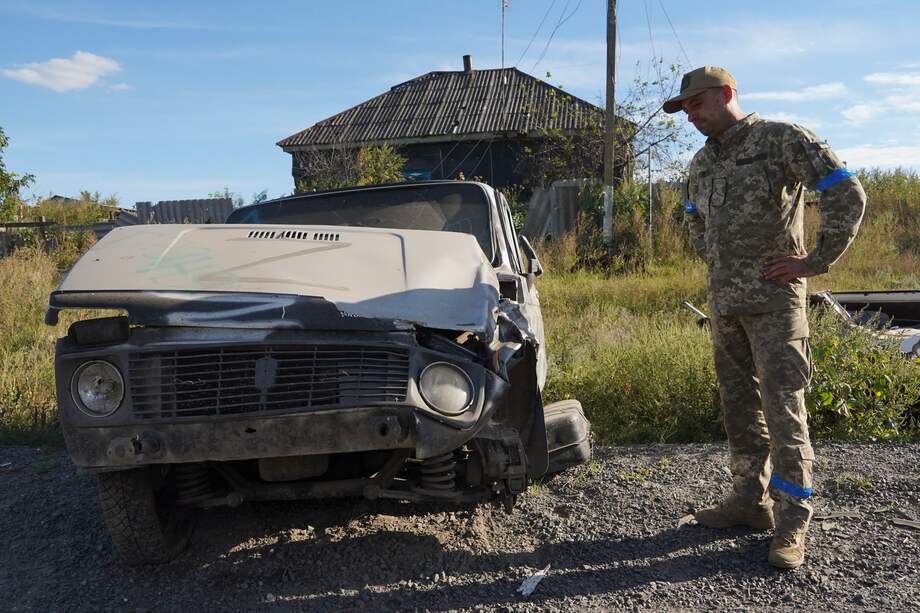 En Grakové, Ucrania, un militar ucraniano se para cerca de un automóvil civil con la letra Z -a menudo pintada en vehículos militares rusos en Ucrania- que fue utilizado por soldados rusos cuando controlaban ese territorio, retomado por las tropas ucranianas.