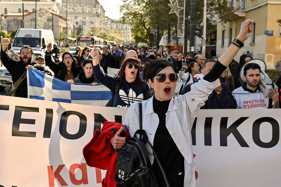 Los trabajadores de la salud protestan contra los despidos masivos de personal no vacunado en medio de la propagación del virus Covid-19 en el centro de Atenas.