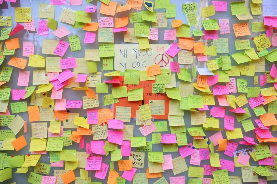 Decenas de mensajes solidarios fueron dejados en uno de los locales de Las Ramblas, en Barcelona. / AFP