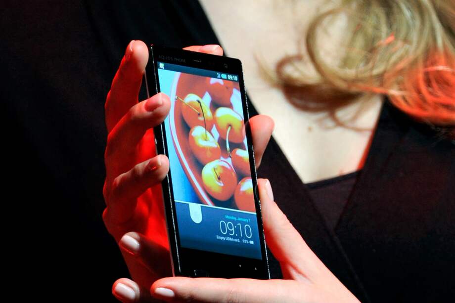 Uno de los teléfonos lanzados en el CES, en Las Vegas. / AFP