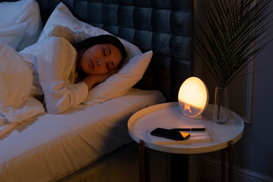 Elige una buena luz pero evita dormir con el celular demasiado cerca.