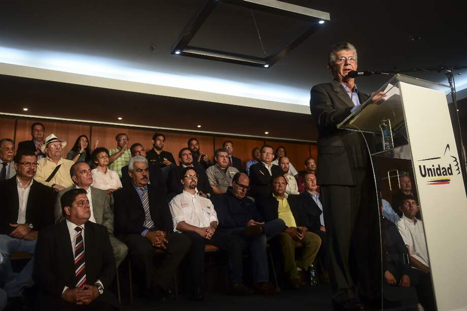 Henry Ramos Allup, diputado opositor, durante la presentación de las directrices del hipotético gobierno de la Mesa de la Unidad Democrática (MUD). / AFP.