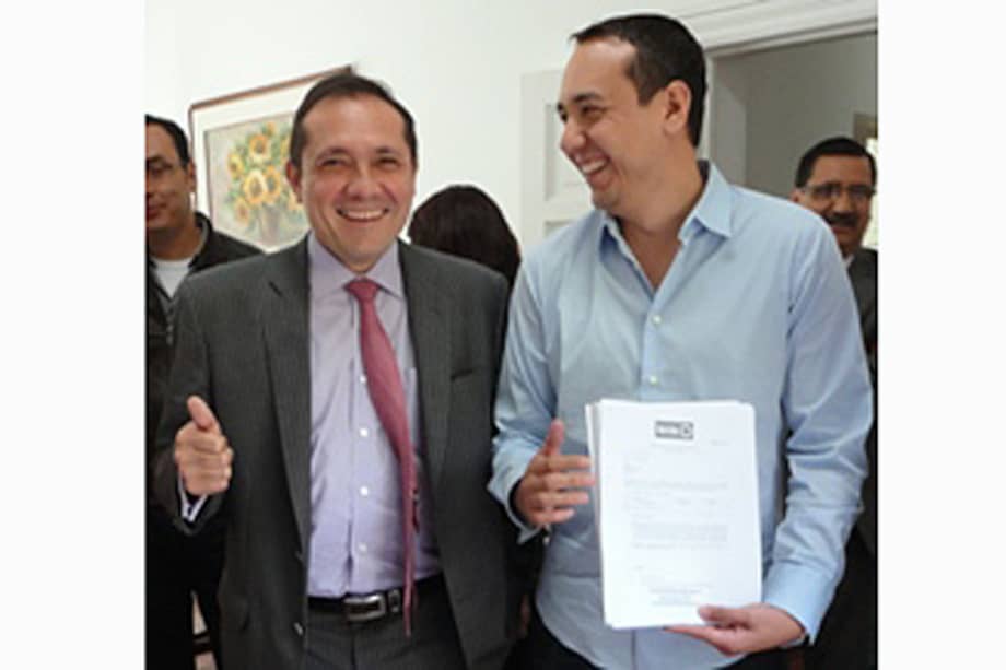 El concejal Antonio Sanguino (der.) y el hijo de Lucho Garzón, Eduardo Garzón.