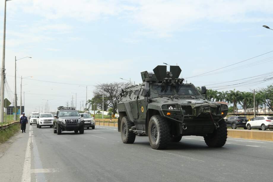 Fotografía del vehículo blindado en el que fue trasladado el exvicepresidente Jorgue Glas a la cárcel La Roca, este sábado en Guayaquil (Ecuador) tras haber sido detenido en la noche del viernes dentro de la Embajada de México.