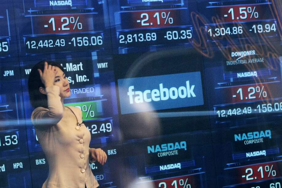 Facebook ensaya botón de compra en tanto Twitter adquiere CardSpring