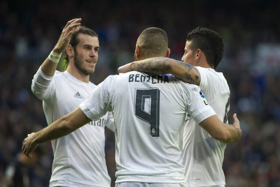 Karim Benzema celebra junto a James Rodríguez y Gareth Bale el quinto gol del partido. Foto: AFP