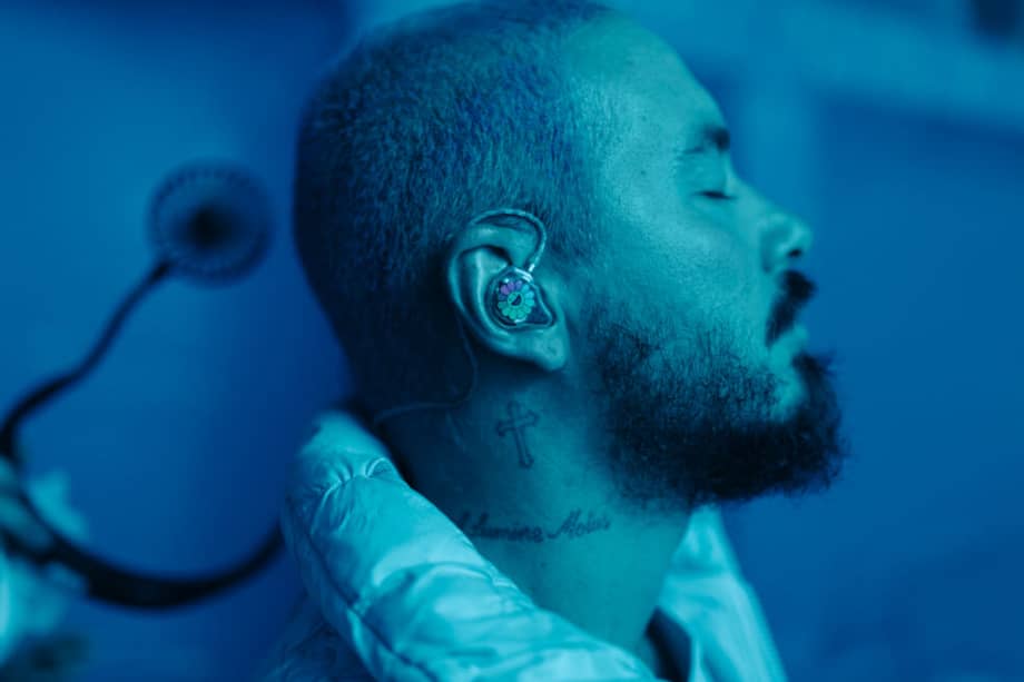 Una de las imágenes de J Balvin que acompañan el proceso de su álbum "Colores", que lanzó este viernes 20 de marzo. / Universal Music