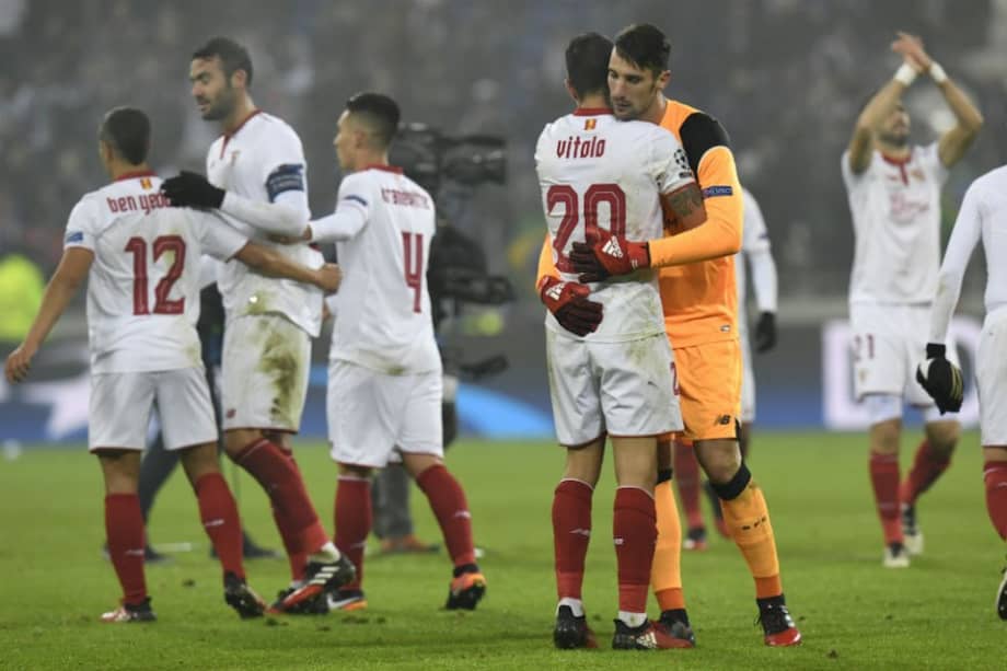 Los jugadores del Sevilla celebra el paso a los octavos de final de la Liga de Campeones. Foto: AFP