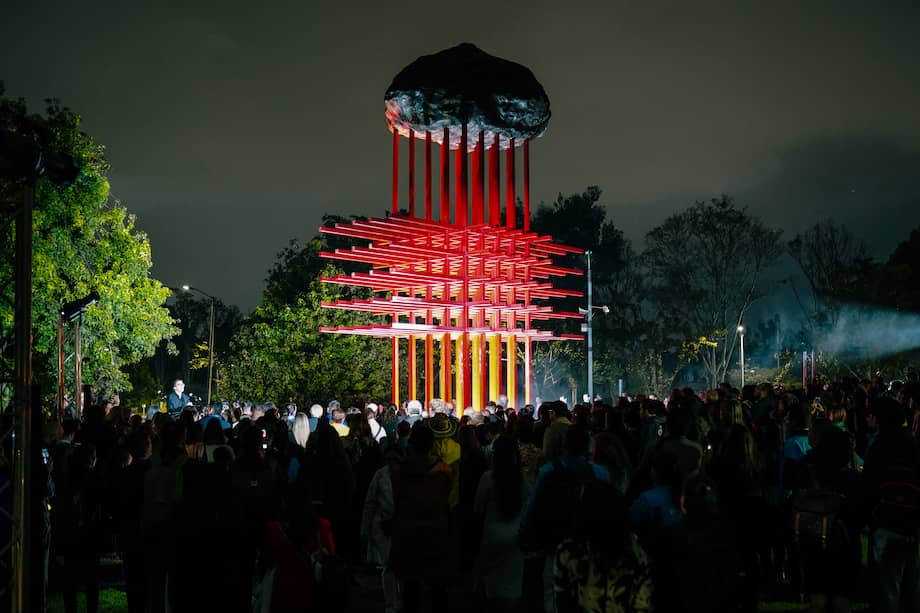 La piedra de tres toneladas que reposa sobre las barras de acero de “Umbral” es un símbolo del peso que el personal de salud soportó durante la pandemia.
