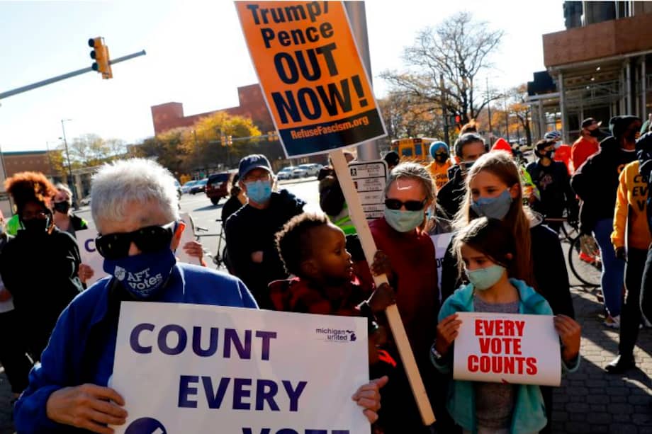 Manifestantes en Michigan piden celeridad en el conteo de votos / AFP / JEFF KOWALSKY