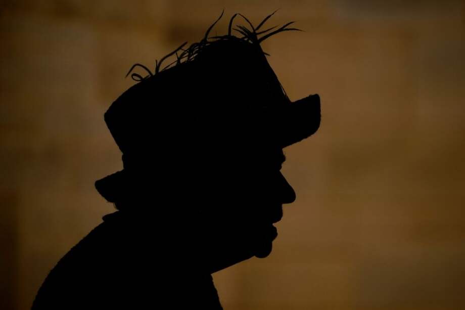 La reina Isabel II mientras visita la Catedral de Manchester en Manchester, noroeste de Inglaterra.