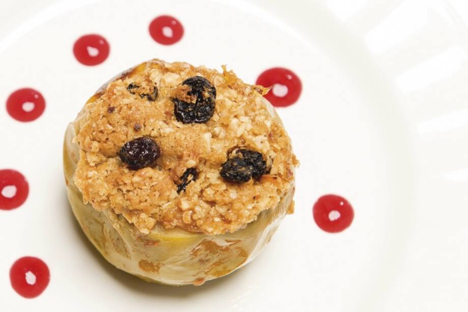 Manzana rellena con pera y crumble de avena, un postre para nochebuena