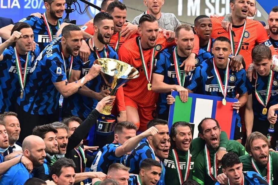 Los jugadores de Inter de Milán celebrando su titulo en la liga italiana, temporada 2020-2021.