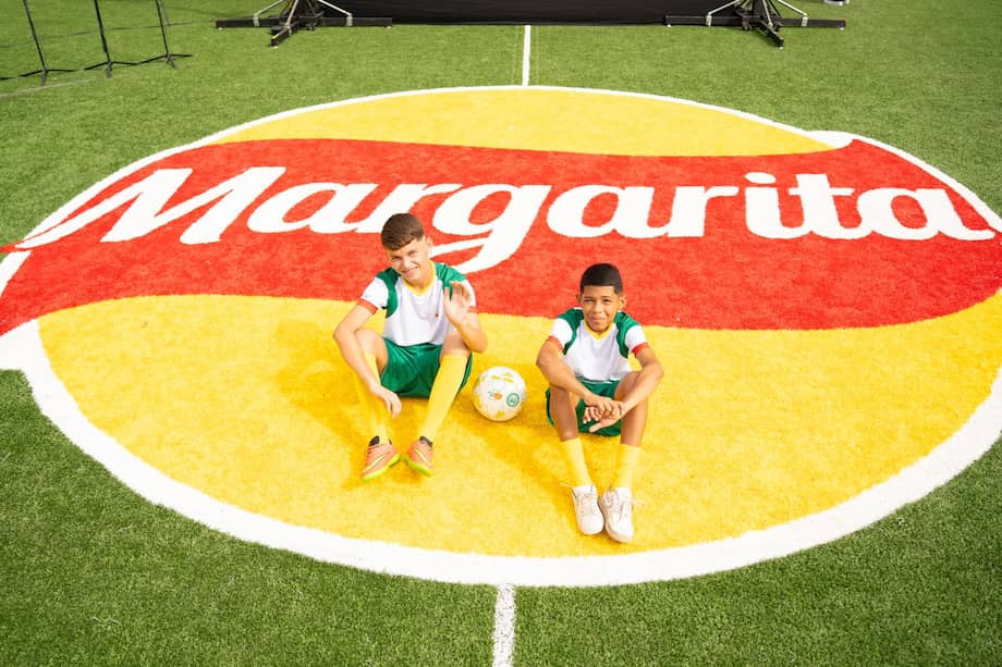 Para la construcción de este campo de fútbol, Margarita® trabajó con la Asociación de Recicladores de Bogotá recogiendo diferentes envases flexibles/BOPP (polipropileno orientado biaxialmente), entre ellos los empaques de papas Margarita®.