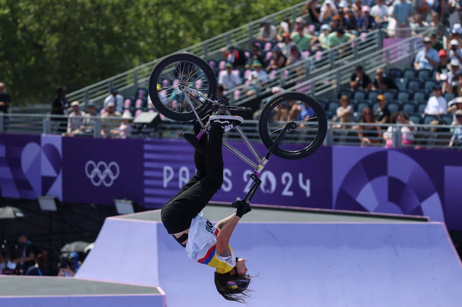 Queen Saray Villegas compite en la Plaza de la Concordia en París.