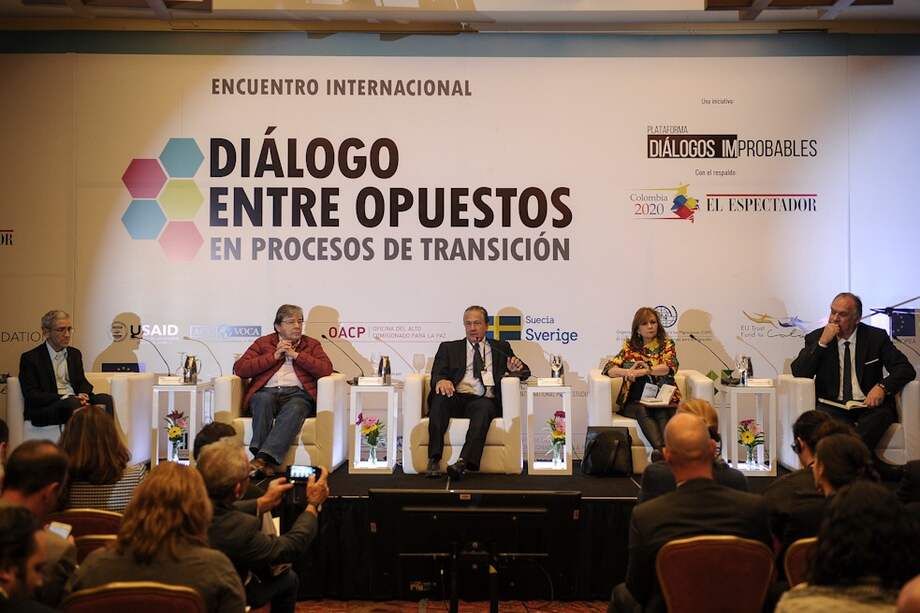 Francisco de Roux, Carlos Holmes Trujillo, Ángela María Robledo y Alfredo Zamudio./ Mauricio Alvarado