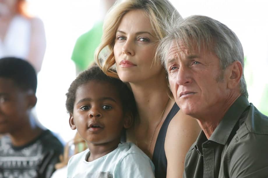 Charlize Theron y Sean Penn con el hijo de la actriz, Jackson. / AFP