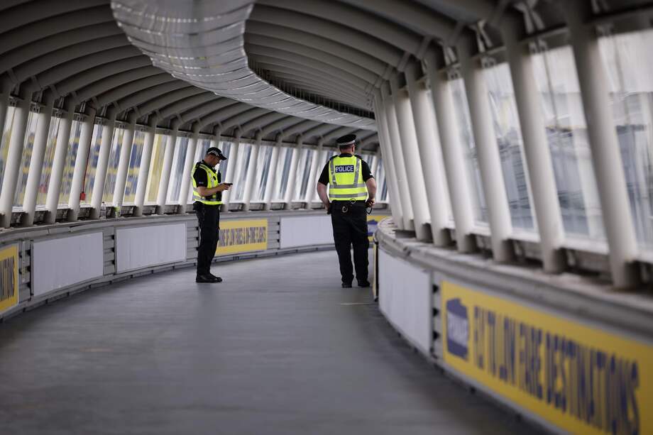 Los vuelos de salida de los aeropuertos de toda Gran Bretaña, incluyendo el Aeropuerto de Edimburgo en Escocia, quedaron suspendidos.