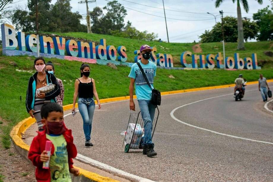 Más de 100.000 venezolanos, según cifras oficiales, han retornado a Venezuela en medio de la pandemia de coronavirus.