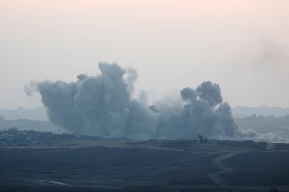 El humo se eleva tras un ataque aéreo israelí cerca de Beit Hanoun, en el norte de la Franja de Gaza.
