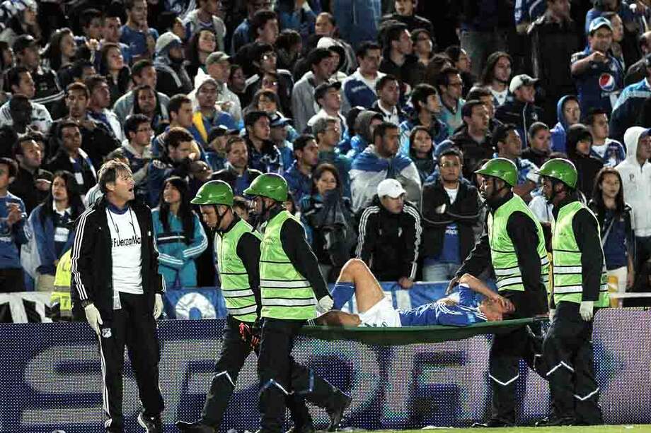 Momento en el que David Ramírez es sacado del terreno de juego en el clásico 274. / Gustavo Torrijos