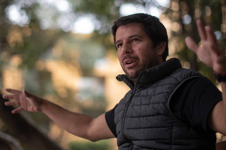 El periodista y escritor peruano Renato Cisneros habla durante una entrevista con EFE.